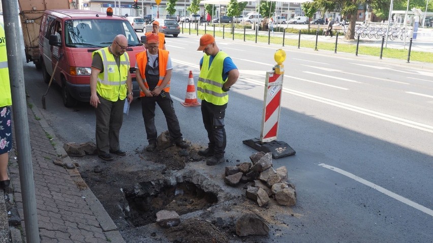 Podejrzany wyciek wody na ul. Młyńskiej w Koszalinie, blisko...