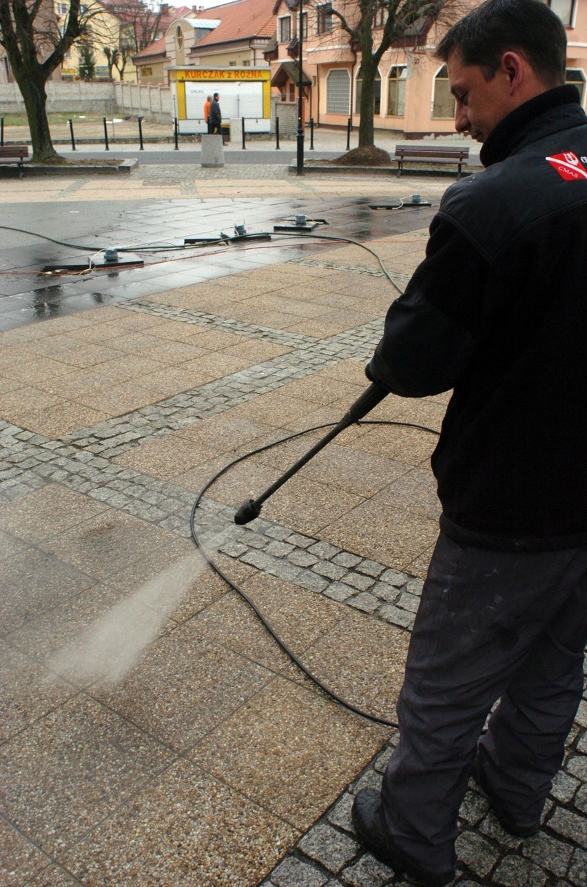 Fontanna w Ustce: Przedsezonowe czyszczenie usteckiej fontanny [FOTO+FILM]
