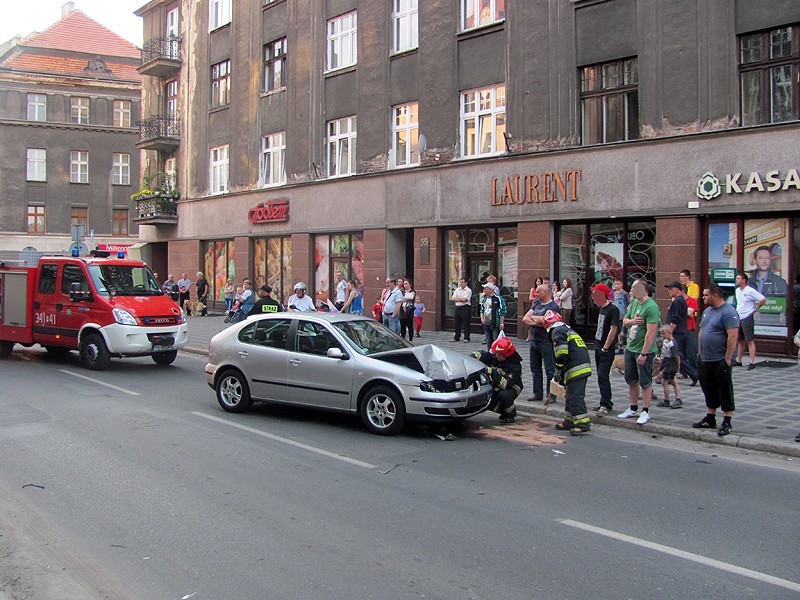 Zderzenie dwóch samochodów na ulicy Śródmiejskiej w Kaliszu. ZDJĘCIA