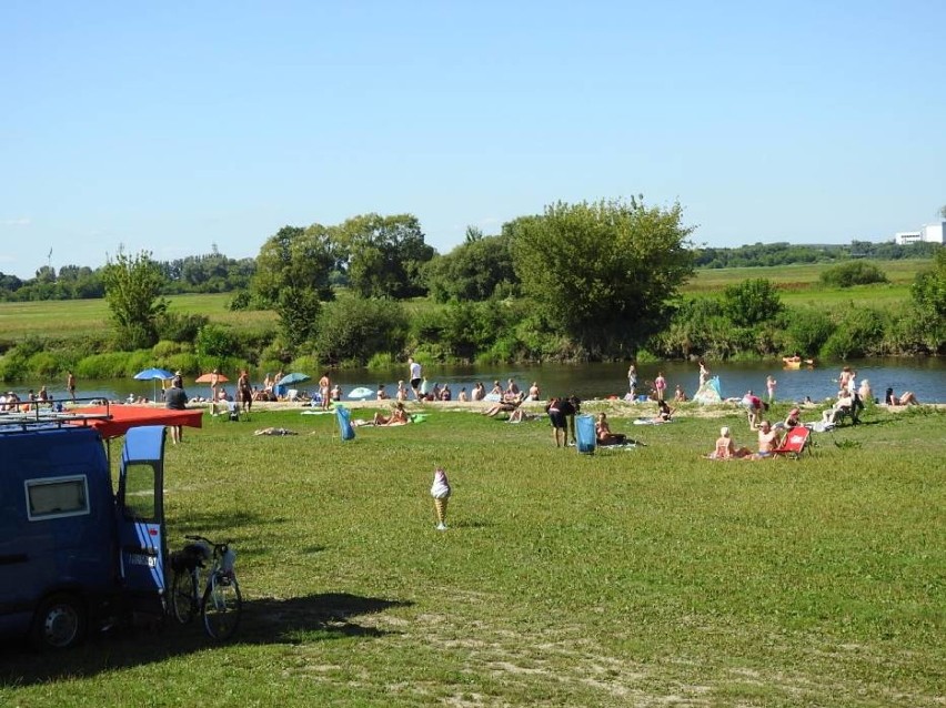 Łomża. Wakacje na plaży. Patrole ratowników nad rzeką Narwią