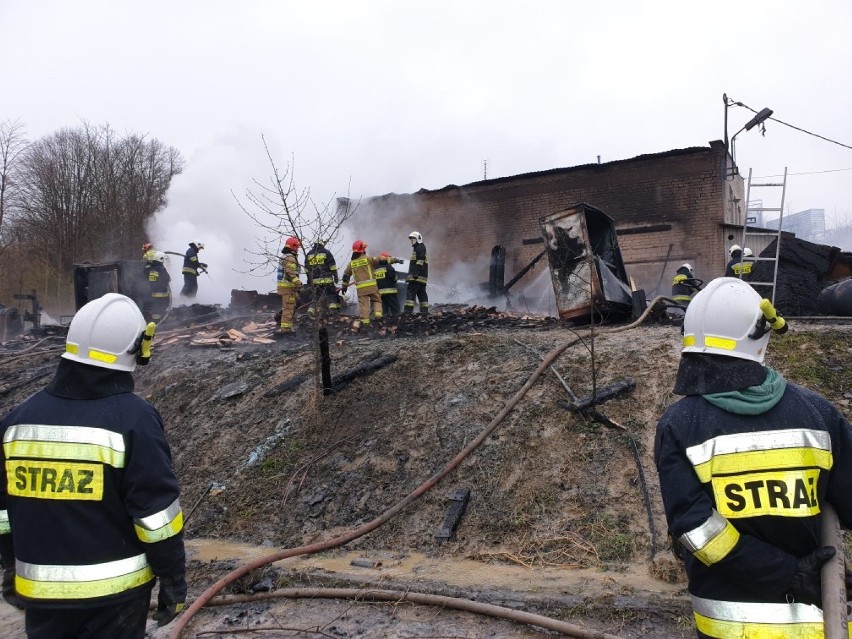 Strażacy walczą z pożarem hali