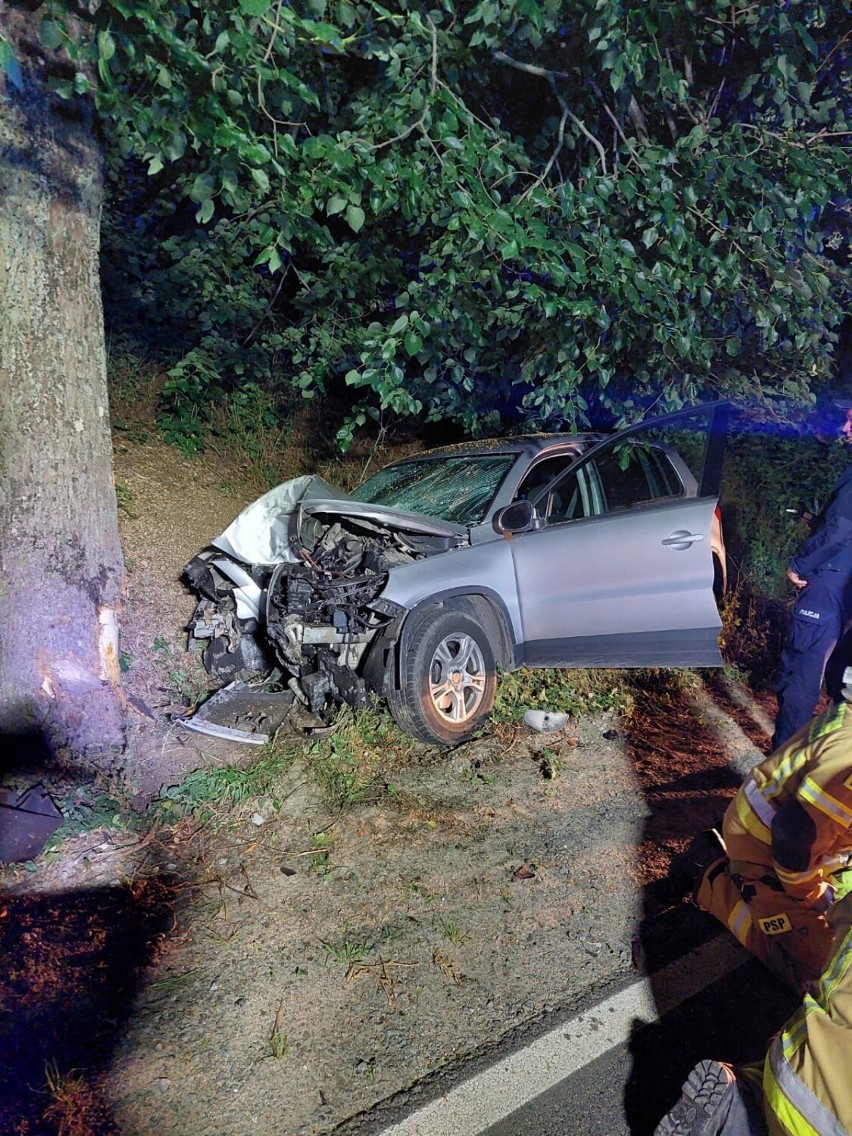 Grabowo Kościerskie. Kierowca volkswagena tiguana uderzył w drzewo. Mężczyzna trafił do szpitala ZDJĘCIA