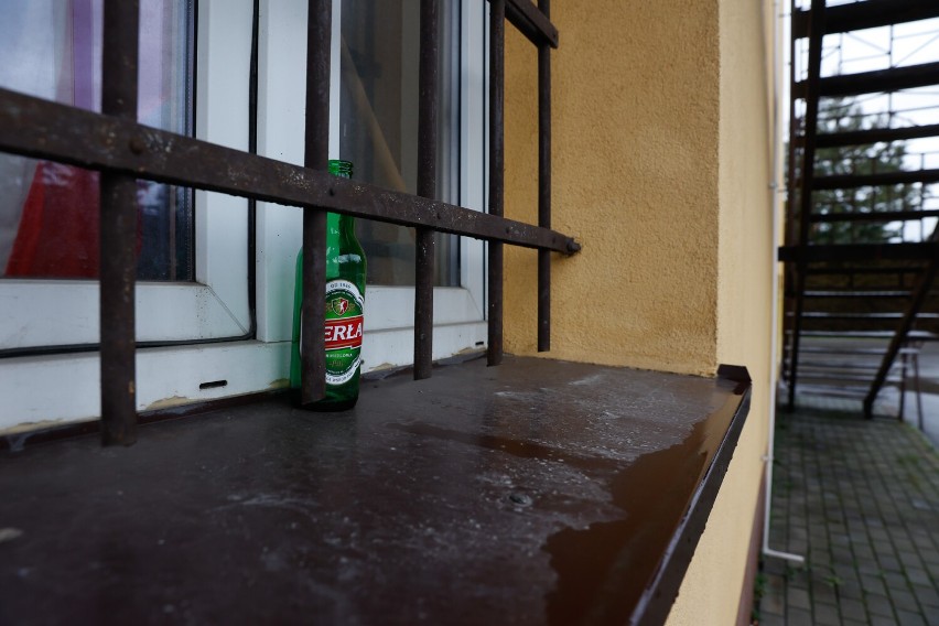 Puszki i butelki po piwie, to częsty obrazek przed Domem...