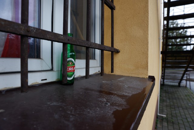 Puszki i butelki po piwie, to częsty obrazek przed Domem Ludowym w Stobiernej