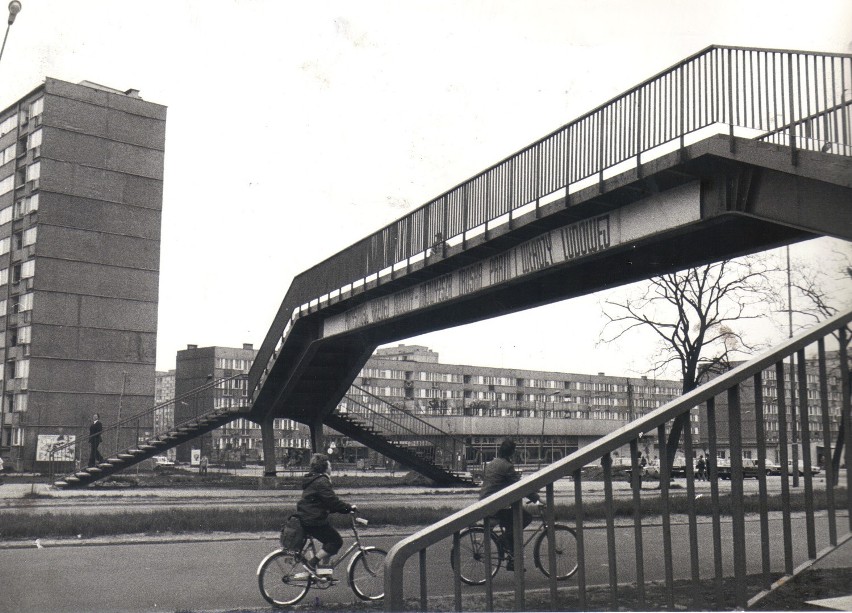 Maj, rok 1980. Kładka dla pieszych na osiedlu Kopernik z...