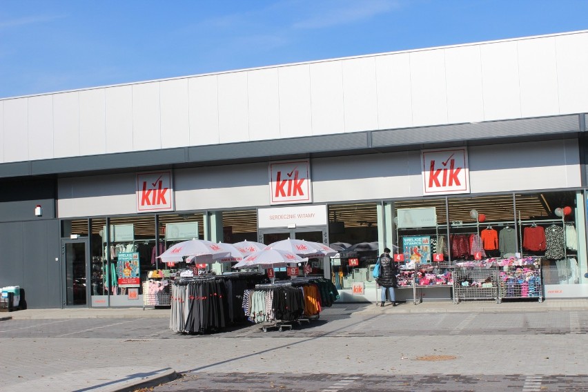 Pierwsze sklepy w parku handlowym przy ul. Wrocławskiej w...