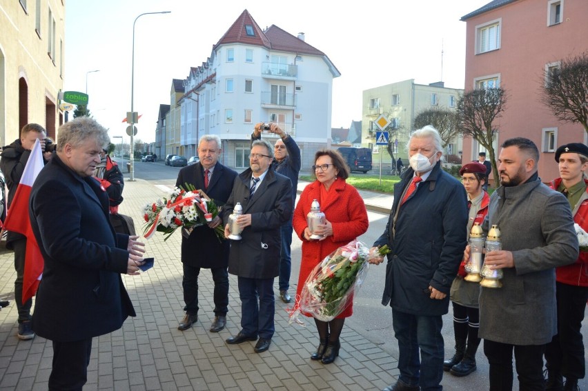 Lębork. Z okazji Święta Niepodległości złożyli kwiaty przy pamiątkowej tablicy na Targowej 48