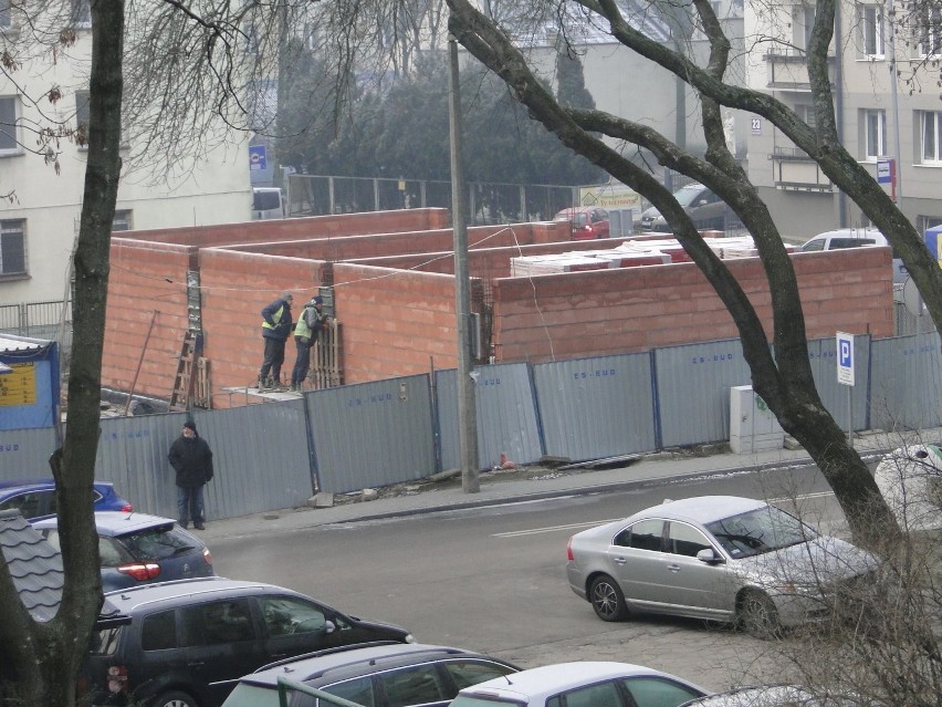 W centrum Radomia powstaje budynek mieszkalno – usługowy.