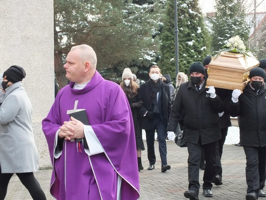 Tłumy ludzi na pogrzebie znanego lekarza Andrzeja Niewczasa. Doktor przez lata przyjmował pacjentów w Starachowicach i Ostrowcu [ZDJĘCIA]