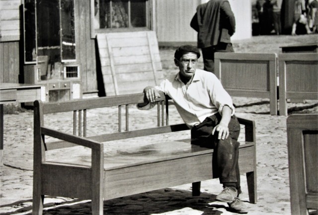 Mistrz i jego dzieło. 1964 rok. Zdjęcie Stanisław Orłowski wykonał na placu targowym w dzielnicy Nowe Miasto w Zamościu