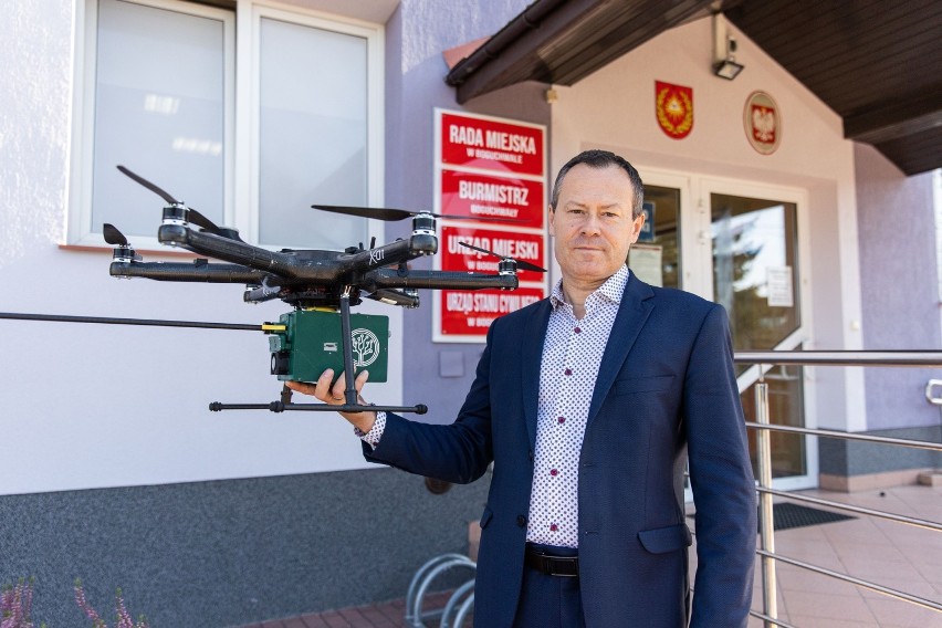 Burmistrz Boguchwały prezentuje drona, który wkrótce...