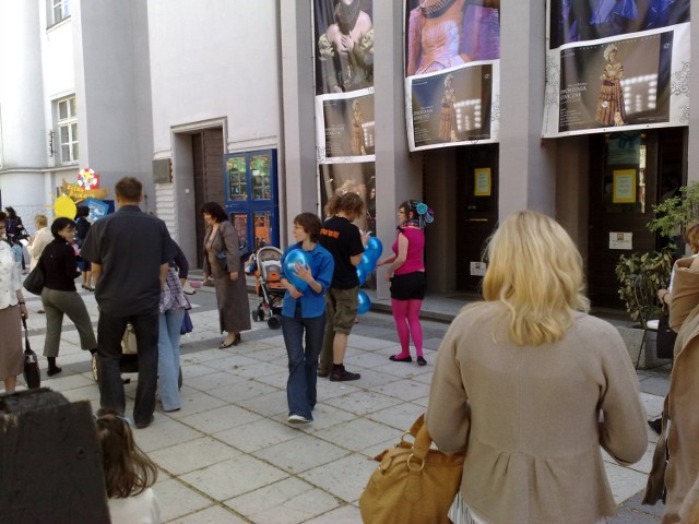 Przed teatrem na dzieci czekali przebierańcy i niebieskie balony