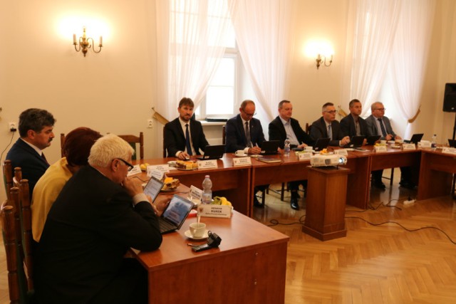 Radni powiatowi rozmawiali o zadaniach oświatowych, Muzeum Przemysłu w Opatówku i wykonaniu budżetu