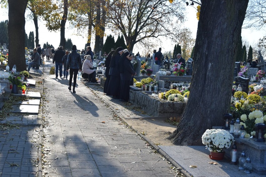 Dzień Wszystkich Świętych 2021. Procesja na cmentarzu w Wieluniu ZDJĘCIA