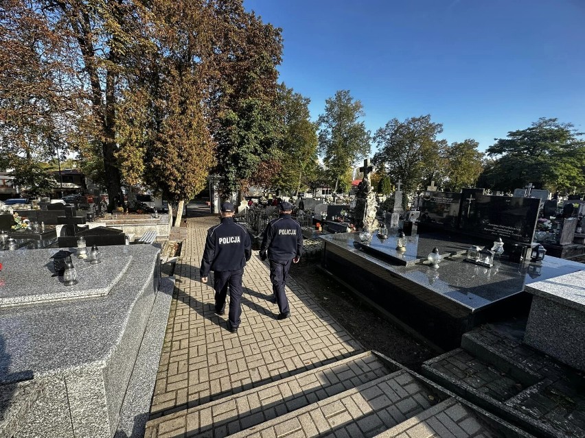 Policja radzi: We Wszystkich Świętych zachowaj czujność! Tłok na cmentarzu i dalekie wyjazdy to niejedyne zagrożenia