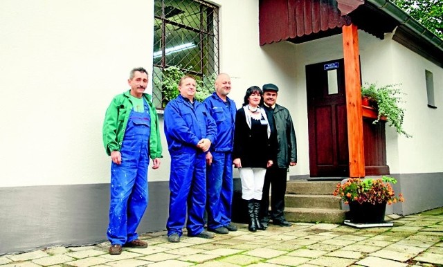 Przed budynkiem działu technicznego stoją (od lewej): Marek Król, Edward Siuda, Bogdan Rosiński, Teresa Jarecka i Krzysztof Lentka