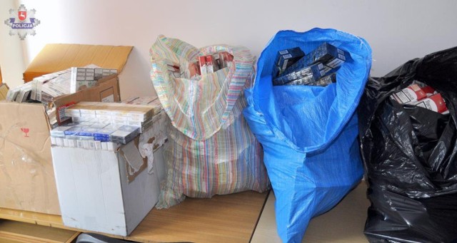 Papierosy były ukryte w wynajętym przez przemytnika pomieszczeniu gospodarczym u mieszkanki gminy Trzydnik Duży. Nielegalny towar został zabezpieczony.