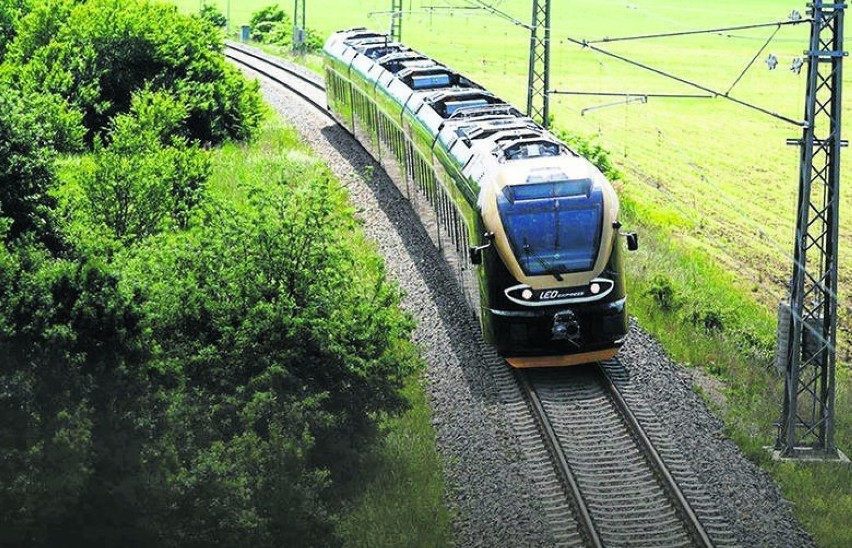 Pociąg Wrocław - Praga. Sprzedano dwa razy więcej biletów niż miejsc, podstawiono dwa składy [FILMY]