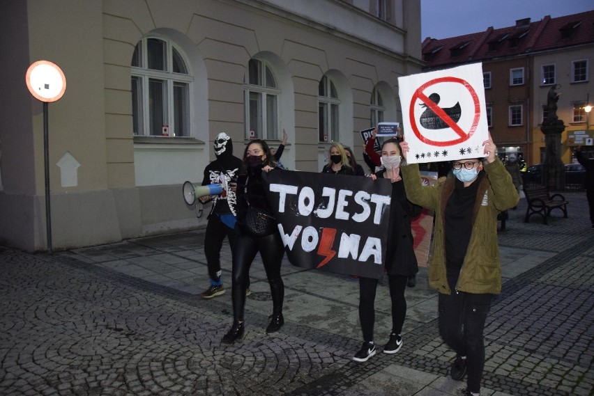 Strajk Kobiet w Prudniku. Czarne wiązanki pod biurami poseł Czochary i senatora Czerwińskiego