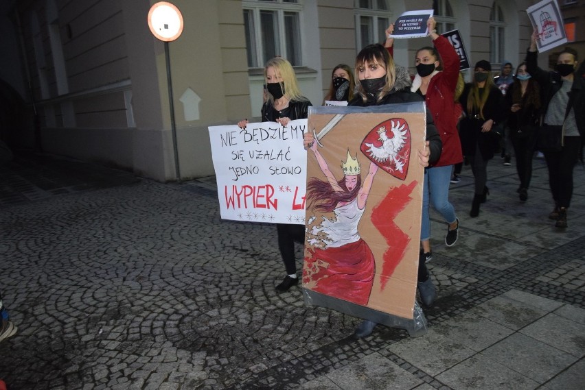 Strajk Kobiet w Prudniku. Czarne wiązanki pod biurami poseł Czochary i senatora Czerwińskiego