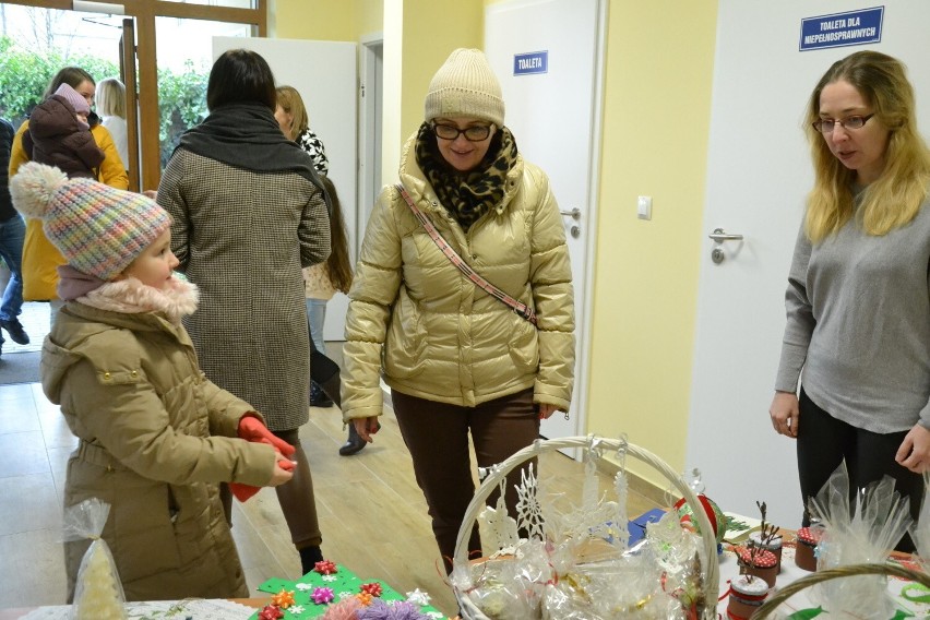 Przedszkole „Oaza” z Lipna zaprosiło na kiermasz świąteczny. Zainteresowanie było duże! [zdjęcia]