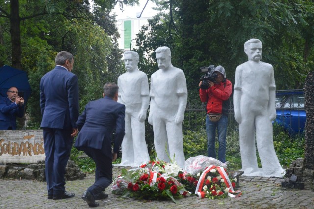 We wtorek, 31 sierpnia, przed Pomnik Robotników Solidarności w Zielonej Górze odbyły się uroczystości z okazji 41. rocznicy powstania Niezależnego Samorządnego Związku Zawodowego „Solidarność”. Pomimo niesprzyjającej pogody uczestnicy złożyli kwiaty, upamiętniając też tym samym, zawarcie Porozumień Sierpniowych. W obchodach wziął udział m.in. wojewoda Władysław Dajczak, wiceprezydent Krzysztof Kaliszuk czy też radny Marek Budniak.

- W tym miejscu wspominamy bohaterów, ale w tym miejscu również wiemy, skąd są nasze wartości. Jako Solidarność odczuwamy, że jest wielu ludzi, którzy zapomnieli o tych wartościach. Dzisiaj próbują podważyć istnienie wolnej samorządnej i niezależnej ojczyzny - tłumaczył zgromadzonym Bogusław Motowidełko, przewodniczący związku w regionie. - Tutaj przedstawiciele Solidarności stoją tam, gdzie zawsze stała Solidarność. A ci, którzy dzisiaj próbują podważyć wartości, podważyć wolne państwo, stoją tam, gdzie stało ZOMO i UB - przekonywał Motowidełko. 

Przeczytaj też:
Gorzowski Sierpień. Program Obchodów

Głos zabrał również lubuski wojewoda. - Dziś obchodzimy 41. rocznicę powstania Solidarności, jednego z największych takich ruchów społecznych w dziejach świata, drugiego chyba po ruchu Ghandiego. Solidarności, która na zawsze zmieniła oblicze naszej ojczyzny oraz oblicze świata - mówił Władysław Dajczak. - 41 lat temu powstał republikański ruch patriotyczny, który nie wstydził się słowa naród, który nie wstydził się polskości. Był z tego dumny. Zaprotestował też przeciwko traktowaniu pracy i pracowników, jako dodatku, który jest zbędnym kosztem. Dzisiaj wyrażamy wielki szacunek tym wszystkim ludziom, którzy wtedy mieli odwagę, a odwaga, jak wiemy, kosztowała wtedy bardzo dużo - podkreślał Dajczak. 

Po złożeniu kwiatów zgromadzeni udali się na mszę w Kościele pw. Miłosierdzia Bożego. 


Wideo: Rocznica "Porozumień Sierpniowych"
