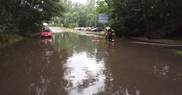 Od rana na terenie niemal całego województwa śląskiego występują burze i obfite opady deszczu. Gwałtowne zjawiska pogodowe wywołały lokalne podtopienia