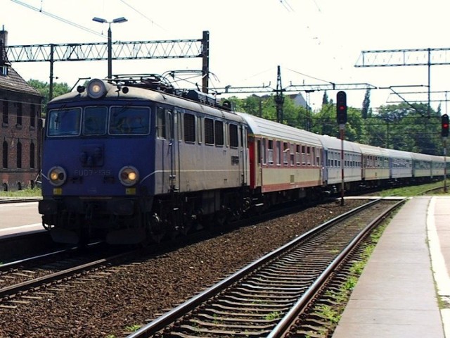 Pociąg PKP Intercity ciągnięty przez lokomotywę EU07