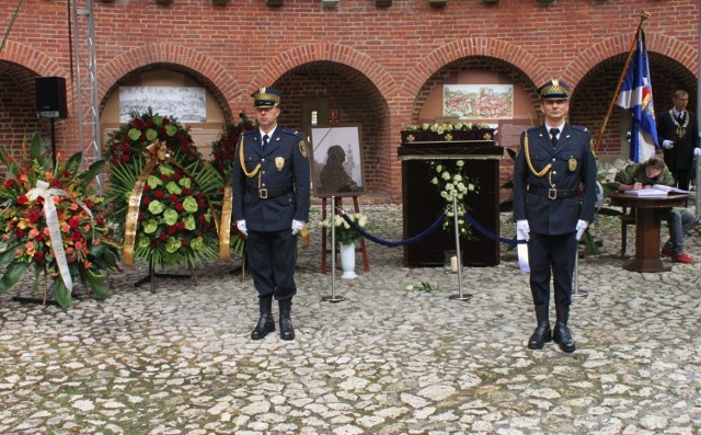 Urna z prochami Sławomira Mrożka oraz księga kondolencyjna w Barbakanie. Dzisiaj można było oddać ostatni hołd pisarzowi między godziną 10 a 12.30. Fot.Barbara Figurniak