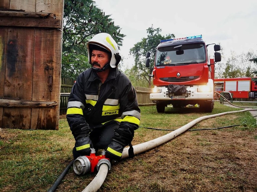 Pożar stodoły i budynku gospodarczego w regionie. Strażacy w akcji! [ZDJĘCIA]