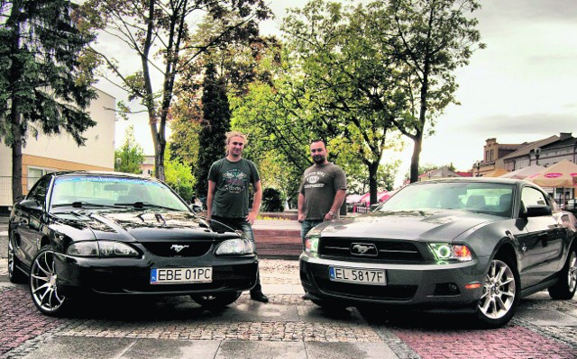 Jarosław Rosół (od lewej) i Karol Stasiak z Bełchatowa mówią, że jazda mustangami daje im dużą dawkę adrenaliny