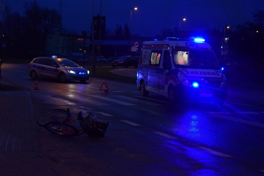 Wypadek w Szczecinku. Potrącenie rowerzystki na starej obwodnicy [zdjęcia]