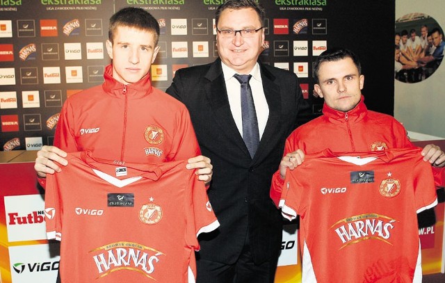 Trener Czesław Michniewicz z nowymi piłkarzami Widzewa - Sebastianem Radzią (od lewej) i Jurijsem Żigajevsem