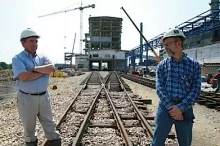 Kończymy budowę nowej bocznicy kolejowej &amp;#8211; cieszą się inżynierowie Jerzy Kowol i Jan Pasz.