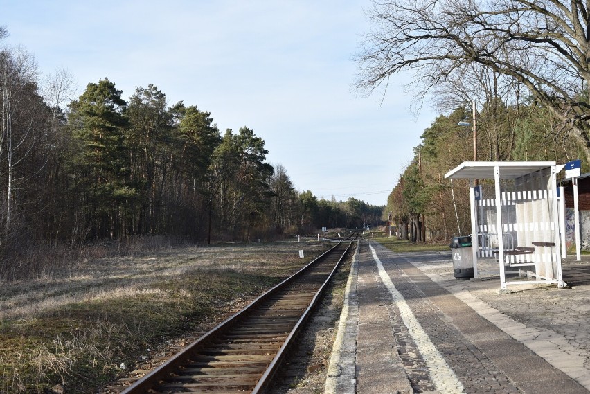 Obecnie dworzec w Jełowej jest zamknięty. W 2016 roku...