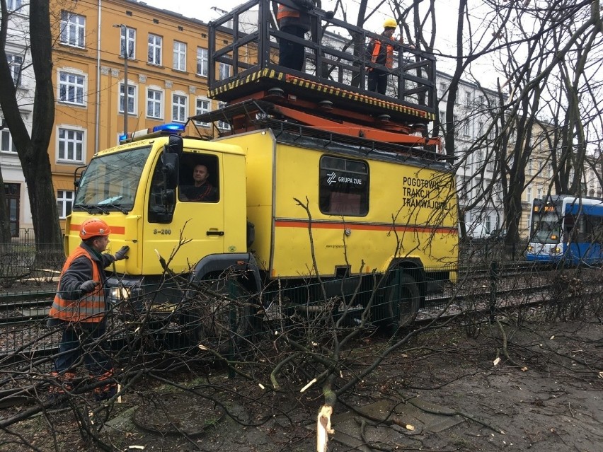 Orkan Sabina nad Krakowem. Zerwane dachy, zablokowane torowisko!