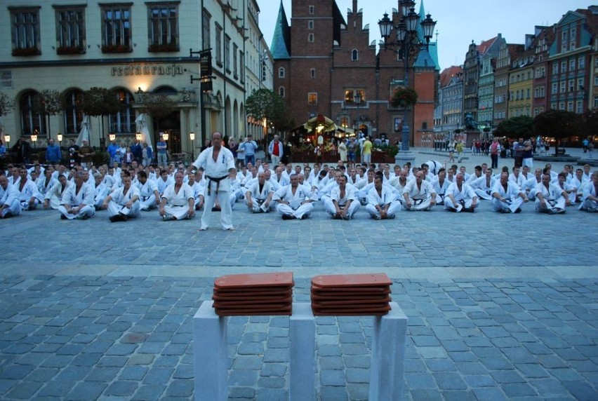 Dwustu karateków na wrocławskim Rynku (ZDJĘCIA)