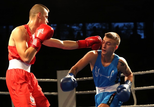 Karol Kowal (z prawej) ze Skorpiona Szczecin wygrał swoją walkę podczas 5. kolejki Ekstraligi Boksu Olimpijskiego. M.in. dzięki temu zwycięstwu gospodarze triumfowali w całym meczu.