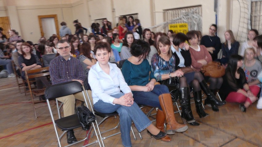 Wieluń: Uczniowie II LO zagrali dla chorego Krzysia