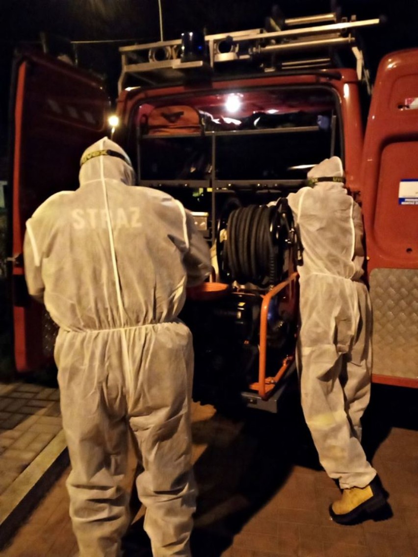 Koronawirus. Strażacy z OSP Pruszcz Gdański - w dzień dostarczają maseczki, nocą odkażają miasto