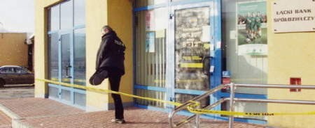 Przez kilka godzin w obrabowanym banku pracowali policjanci, zabezpieczając ślady pozostawione przez bandytę fot. Stanisław Śmierciak