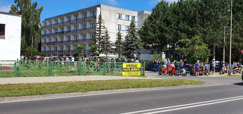 Kolejka do lokalu wyborczego w Dąbkach