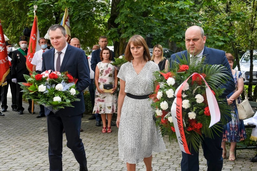 Pamiątkowe kwiaty złożono pod tablicą upamiętniającą...