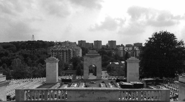 Cmentarz Orląt Lwowskich, położony na stoku wzg&oacute;rz od strony Pohulanki, 2009 r. Fot. Teresa Stachowicz