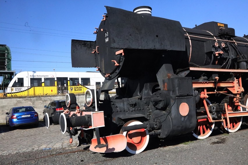 Legnica: Kolejna lokomotywa została ustawiona przy dworcu PKP, zobaczcie zdjęcia