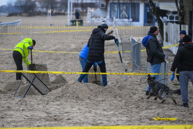 Kilkadziesiąt osób pracuje na terenie dawnej Zatoki Sztuki w Sopocie. Śledczy, technicy kryminalistyki i służby miejskie