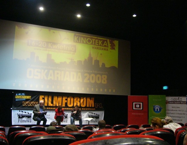 Jury omawia filmy biorące udział w konkursie.