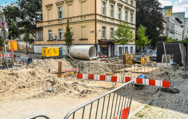 Miejskie Wodociągi i Kanalizacja w Bydgoszczy chcą pieniędzy od wykonawcy, który miał budować innowacyjna w skali kraju instalację kanalizacji deszczowej. W grudniu ub. roku wypowiedziano kontrakt, prace do tej pory się nie zakończyły.