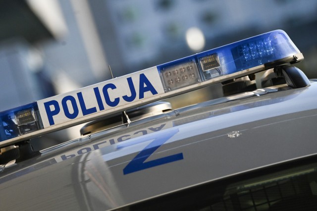 27-latek zaatakował siekierą policjantów na jeden z posesji na Mazowszu. Chwile wcześniej doszło tam do rodzinnego nieporozumienia.