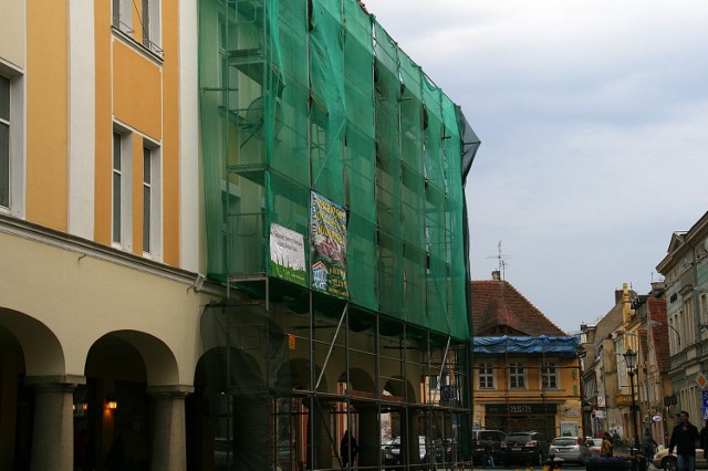 Te budynki będą miały wkrótce nowe pokrycia dachowe.